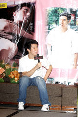 高清组图：房祖名台湾宣传新片 与美女合作跳绳