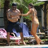 组图：真人秀女星路易莎挺双峰 戏水巨波荡漾