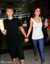 组图：赛琳娜自由出入比伯家疑再度复合