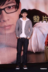 组图：胡夏趁胜追击推新辑 戴爱玲为其发片站台