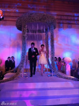 组图：孙茜婚礼内场 灯火缭绕唯美烂漫