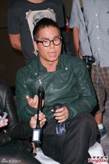 组图：古惑仔将登红馆开唱 陈小春感慨落泪