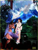 组图：水果姐登台变艺妓雪乳抢镜 东方色彩绚丽