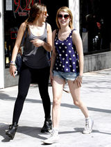 高清图：艾玛-罗伯兹街拍 波点背心搭牛仔短裤