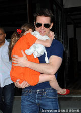组图：汤姆-克鲁斯离婚后首探爱女 遭狗仔围堵