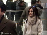 组图：酒井法子来京 热情粉丝送花