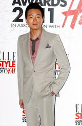 高清组图：佟大为亮相风尚大典 显雅痞绅士风度