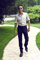 高清组图：张涵予休闲写真 热爱旅行称是一次探索