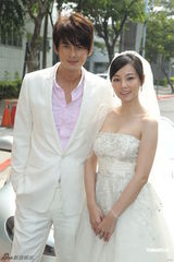 组图：陈怡蓉婚纱妩媚亮相 携手郭品超浪漫走秀