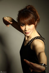 组图：武小莉曝武打造型写真 性感展打星风范