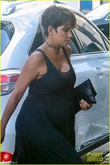 组图：47岁哈利贝瑞怀孕涨奶 透视裙现大肚轮廓