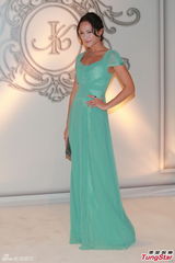 组图：汪圆圆婚礼甜蜜长吻 吴君如李嘉欣等到场