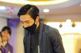 组图：网曝俞灏明2012年庆生照 戴口罩拥抱粉丝
