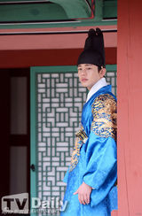 组图：金泰熙改妖妇形象展优雅 与刘亚仁秀恩爱