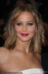 组图：珍妮弗-劳伦斯清爽现身胸部高耸