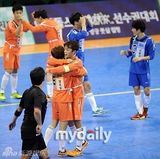 组图：EXO鹿晗等驰骋球场 Beast组进球获胜