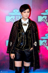 组图：女星扯裙露胸抢镜 水果姐绿裙保守