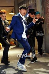 组图：神话李玟雨为新辑拍MV 与性感女舞者亲密