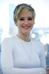 组图：劳伦斯露蛮腰宣传新片 妆容精致秀美甲