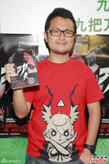 组图：九把刀书展签售 挺柯震东不会说谎