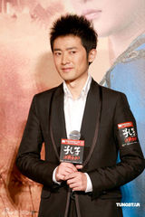 幻灯图：周迅现身《孔子》香港首映 发嫂险遇意外