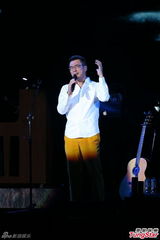 组图：李宗盛桃红衬衫开唱 称林忆莲唱得更好