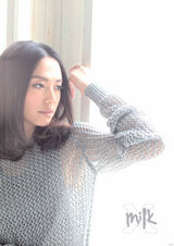 组图：姚晨登港杂志封面 自然率性行走阳光里  