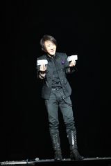 组图：刘谦多伦多秀魔术 铁箱里大变活人