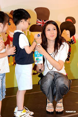 幻灯：钟嘉欣儿时讨厌喝牛奶 新戏将诠释冷酷老师