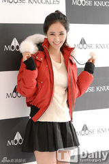 组图：少女时代Yuri时尚站台黑短裙搭棉服