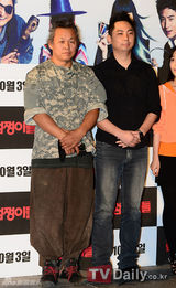 组图：《绅士》重聚韩片《占卜师》首映式