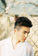 组图：郑斯仁白衣写真 演绎仙境精灵王子