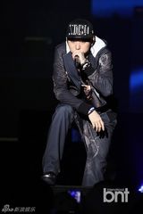 组图：朴宰范等参加HIPHOP音乐节引爆火热现场