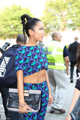 组图：吉克隽逸与杨幂同台看秀 露脐装秀蛮腰