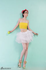 组图：芙蓉姐姐写真走糖果路线 白色纱裙显甜美