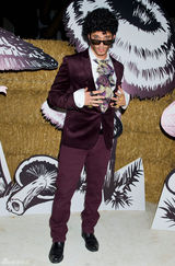 组图：希尔顿变装扑克女佣 阿诺长子扮亚里士多德