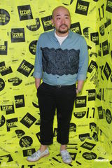 组图：何韵诗出席活动穿着个性 内地演贾宝玉