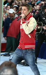 组图：贾斯汀-比伯献唱今日秀亚瑟小子同台助阵