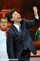 组图：海派春晚录制 黄晓明为“修鞋老爷爷”穿鞋