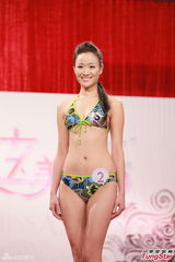 组图：亚姐佳丽泳装亮相 上围丰满玉腿毕露