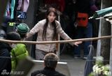 幻灯图：林志玲演女工遭追杀 演日剧上海弄堂疯跑  