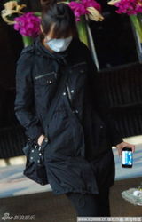 幻灯图：徐静蕾口罩遮面保距离 黄立行悠闲漫步