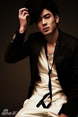 幻灯图：人气偶像贾宗超 型男展现忧郁风情