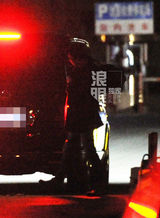 组图：黄海波与助理回京 机场迷路疲惫状