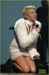 组图：麦莉雷人渔网装开唱 黑色乳贴似走光