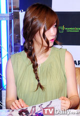 组图：韩女团SISTAR靓装出席粉丝签名会