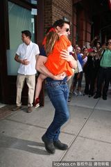 组图：汤姆-克鲁斯离婚后首探爱女 遭狗仔围堵