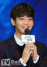 组图：权相佑珉豪等亮相《医学团队》发布会