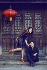 组图：林申李沁复古写真 甜蜜牵手游走古镇