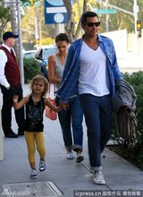 组图：杰西卡-阿尔芭四口之家幸福出街